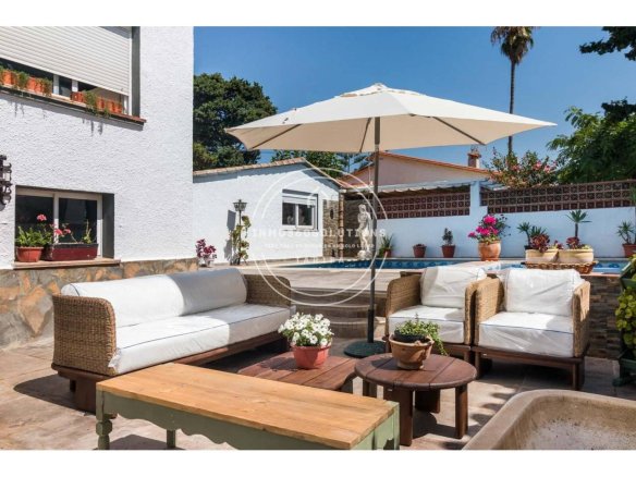 Chalet independiente en Manilva con vistas al mar y licencia turística